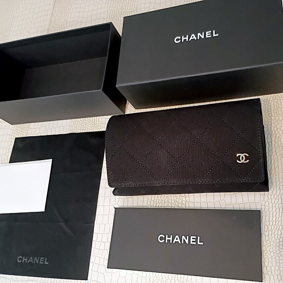 Brand New CHANEL Quilted Eyeglasses Sunglasses Case with Gold CC/CC Cloth/CC Box - Picture 1 of 12